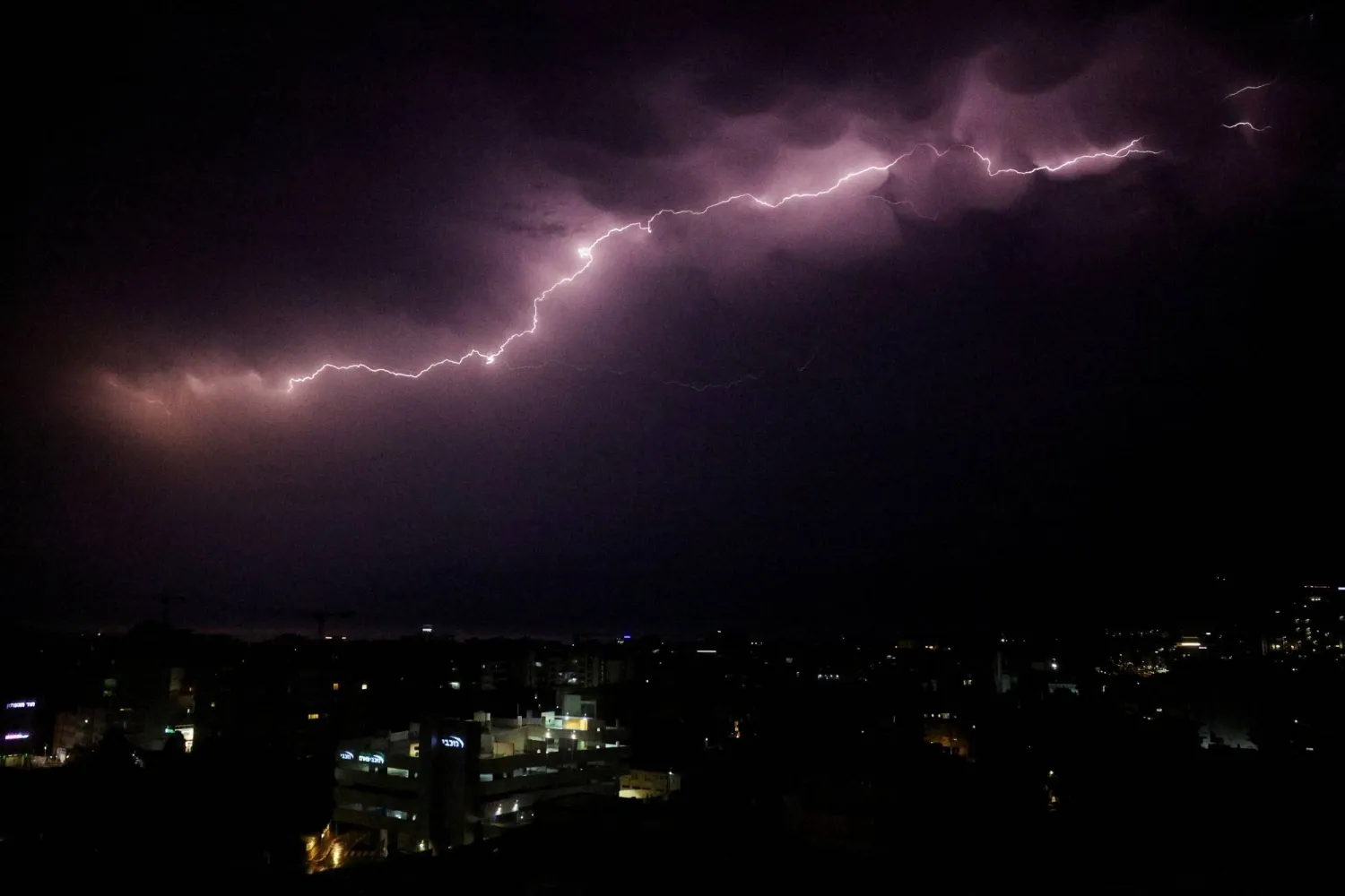 صواعق (رويترز)