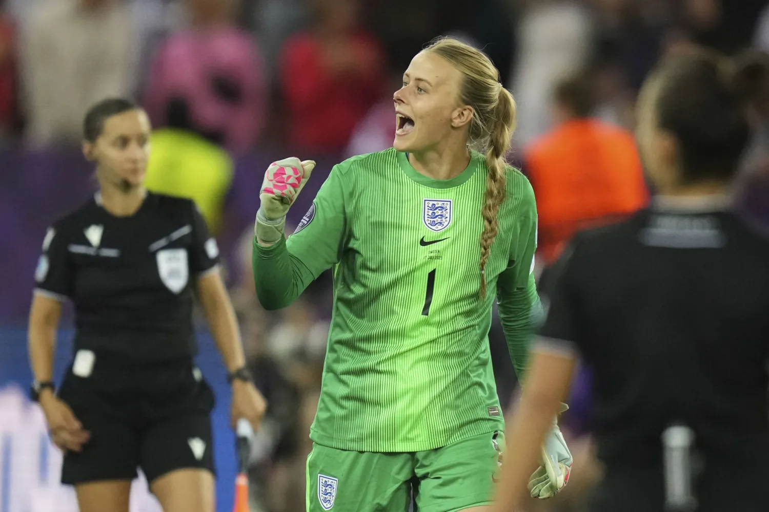 هانا هامبتون حارسة مرمى منتخب إنجلترا تحتفل بالفوز على السويد (أ.ب)