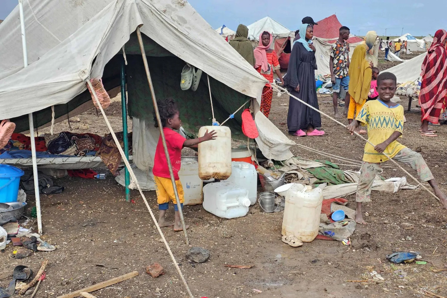 سودانيون أرغمتهم ظروف الحرب على اللجوء إلى مخيم أبو النجا شرق غضارف (أ.ف.ب)
