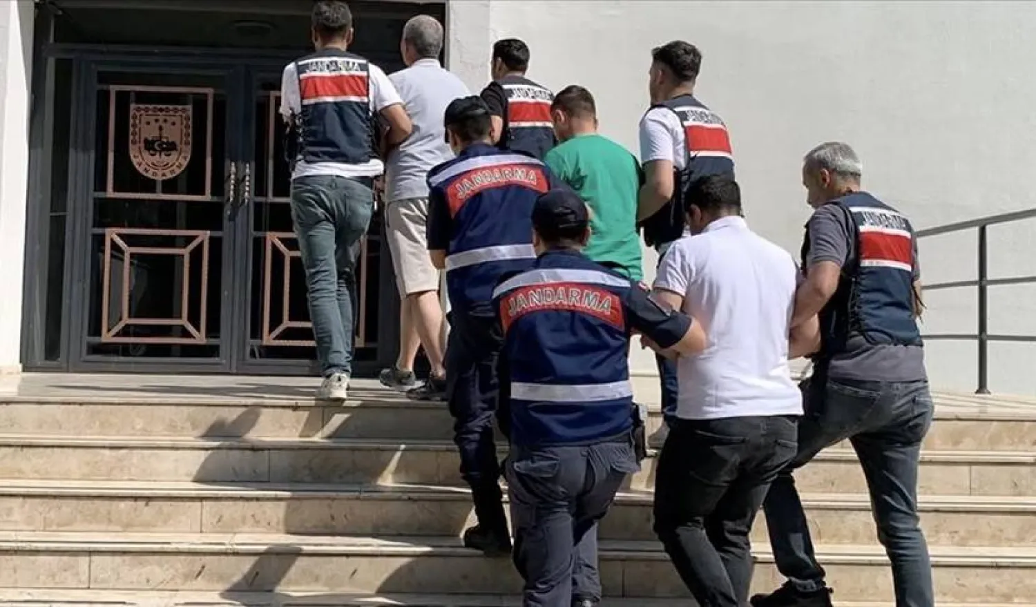أفراد من قوات الدرك التركية يقتادون عناصر من «داعش» إلى إحدى مديريات الدرك (حساب وزير الداخلية التركي في «إكس»)