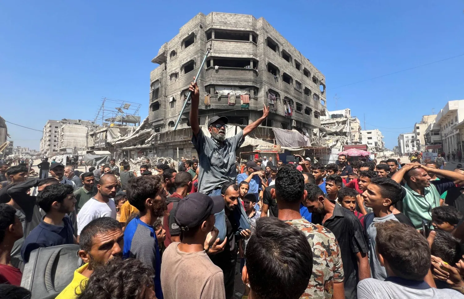 فلسطينيون يحتجون على الجوع وارتفاع الأسعار في ظل الحصار والهجوم الإسرائيلي بغزة (رويترز)