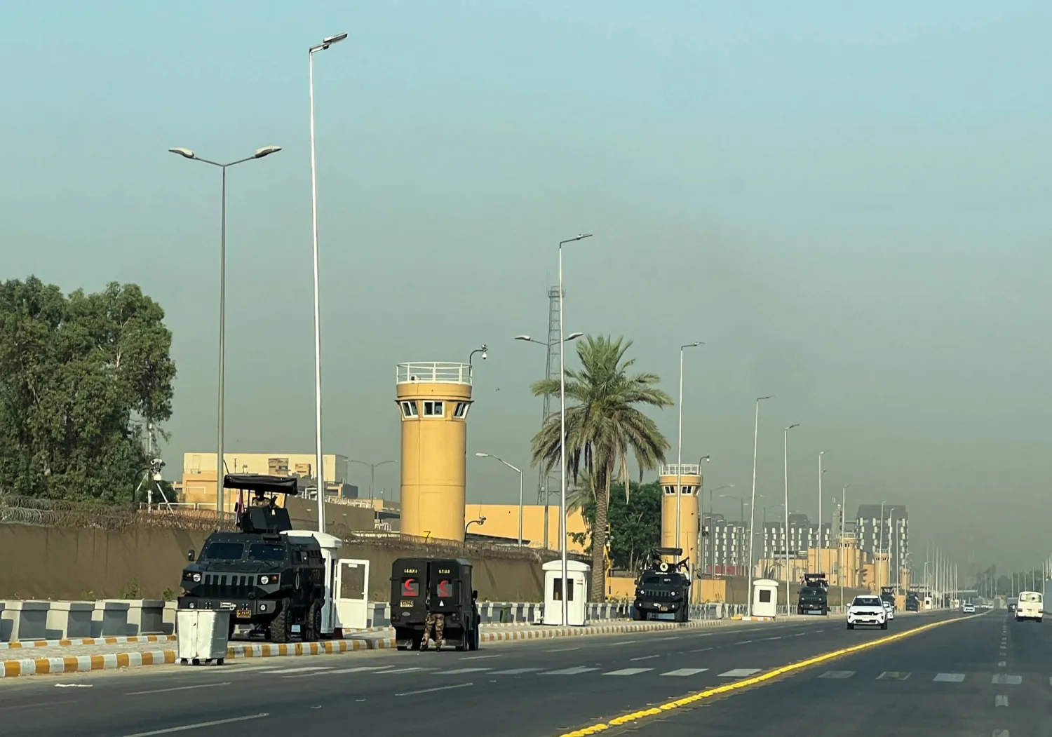 مركبات مدرعة تابعة لقوات الأمن العراقية خارج السفارة الأميركية في المنطقة الخضراء ببغداد (رويترز)