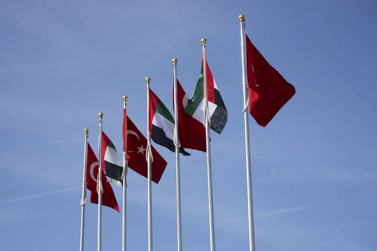 أعلام الإمارات وتركيا (وام)