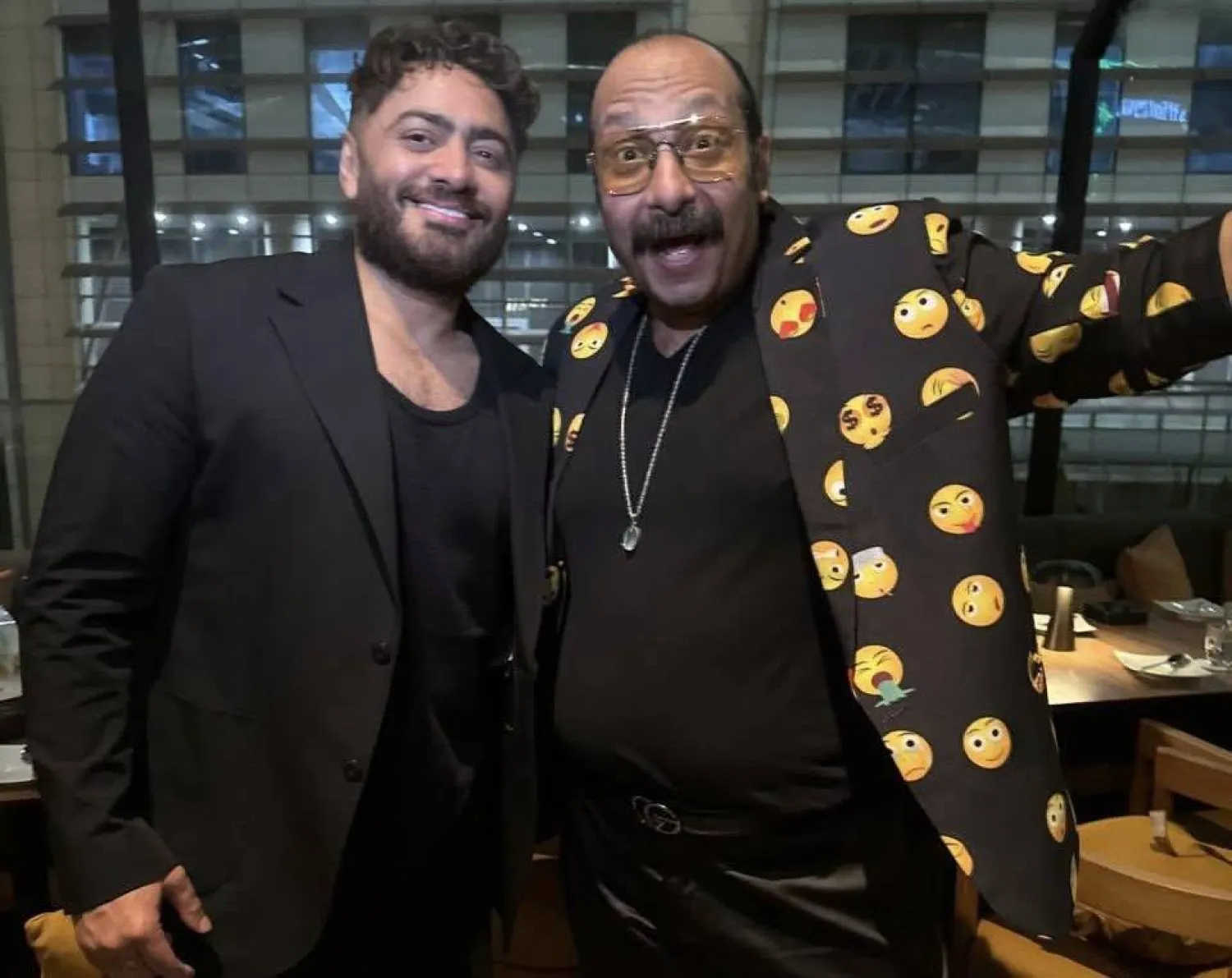 محمد ثروت وتامر حسني (حساب ثروت بـ«فيسبوك»)