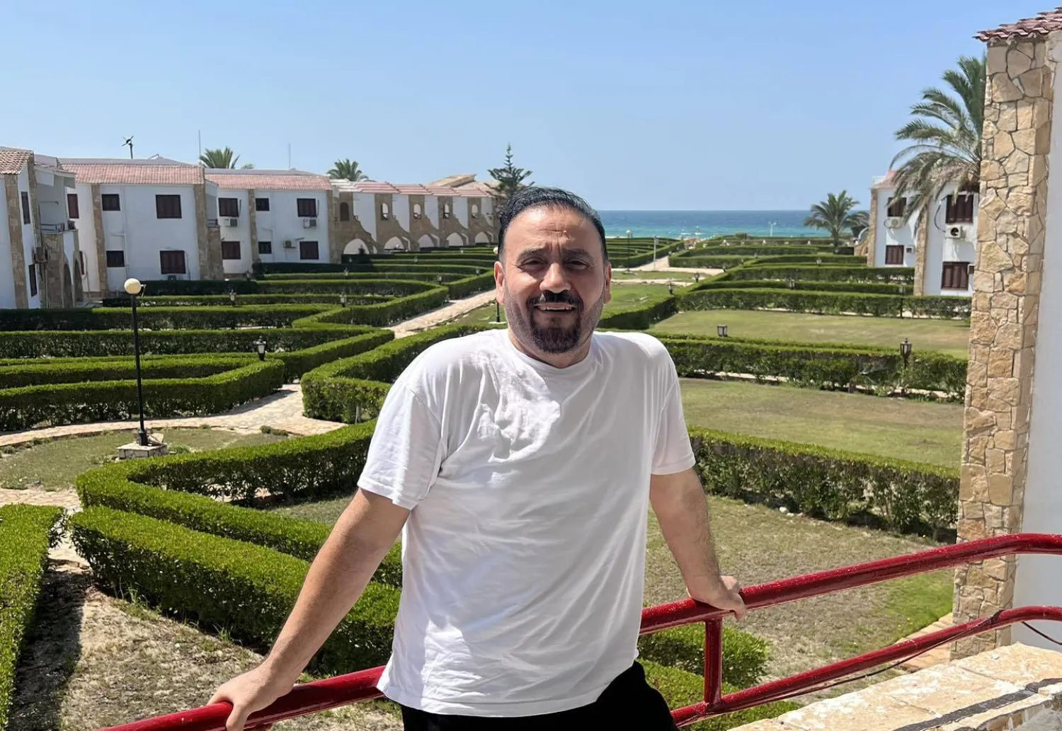 يستعد القاسم لإحياء حفلات غنائية بالساحل الشمالي في مصر (حسابه على {فيسبوك})
