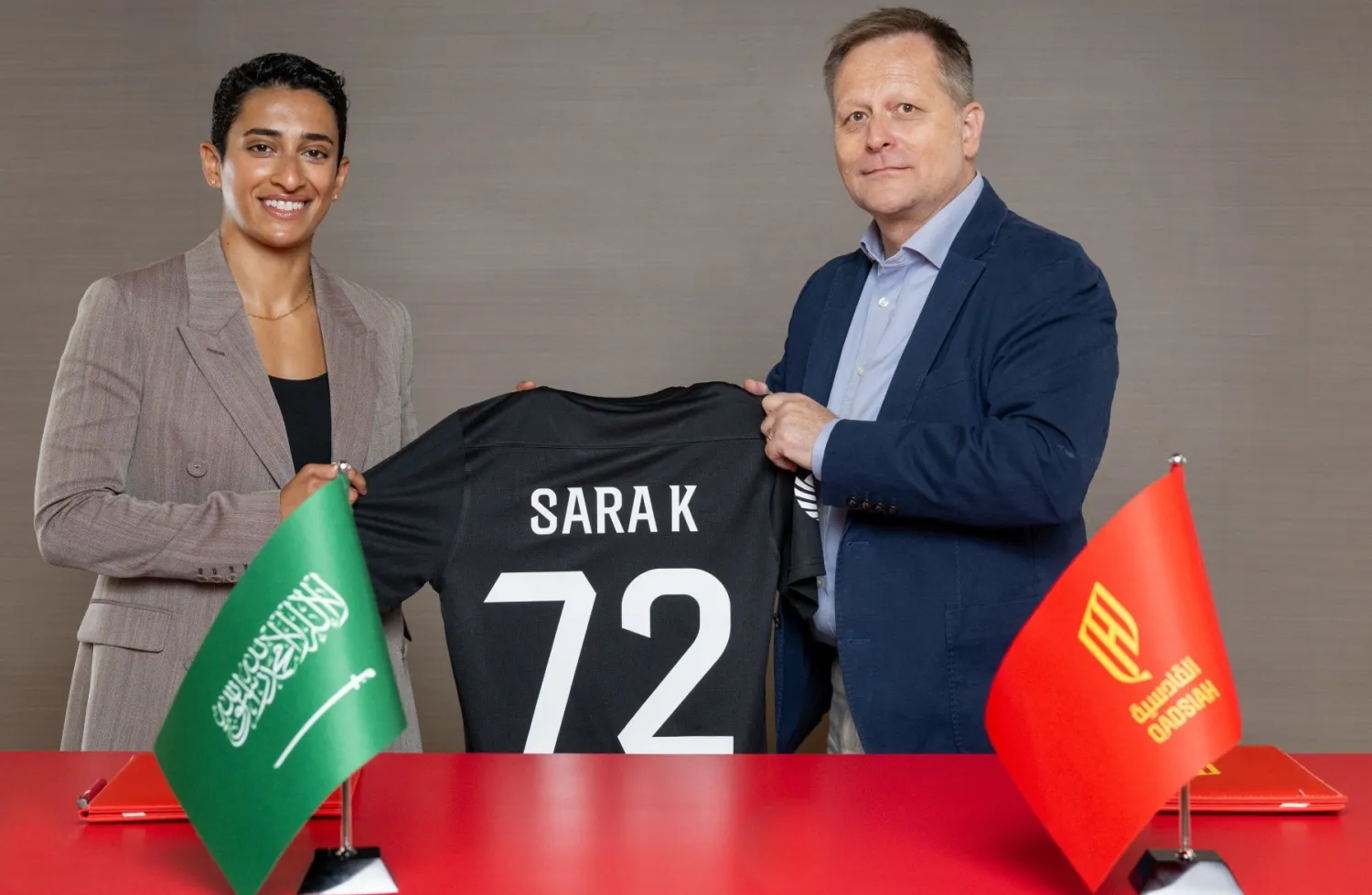 ساره خالد تتسلم قميصها الجديد من المدير الرياضي للقادسية (نادي القادسية)