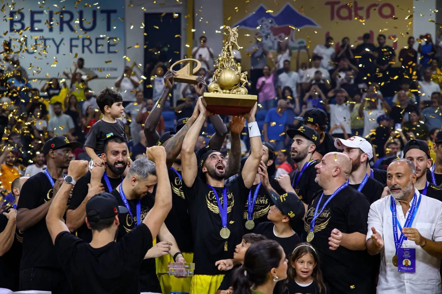 لاعبو الرياضي لدى تتويجهم ببطولة لبنان لكرة السله (الشرق الأوسط)