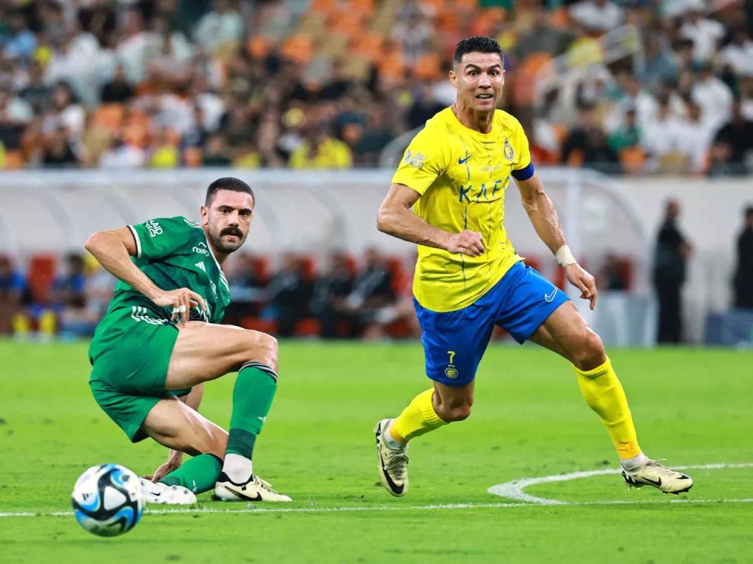 انضمام رونالدو للنصر قرع جرس السباق نحو الاستثمار في الدوري السعودي (رويترز)