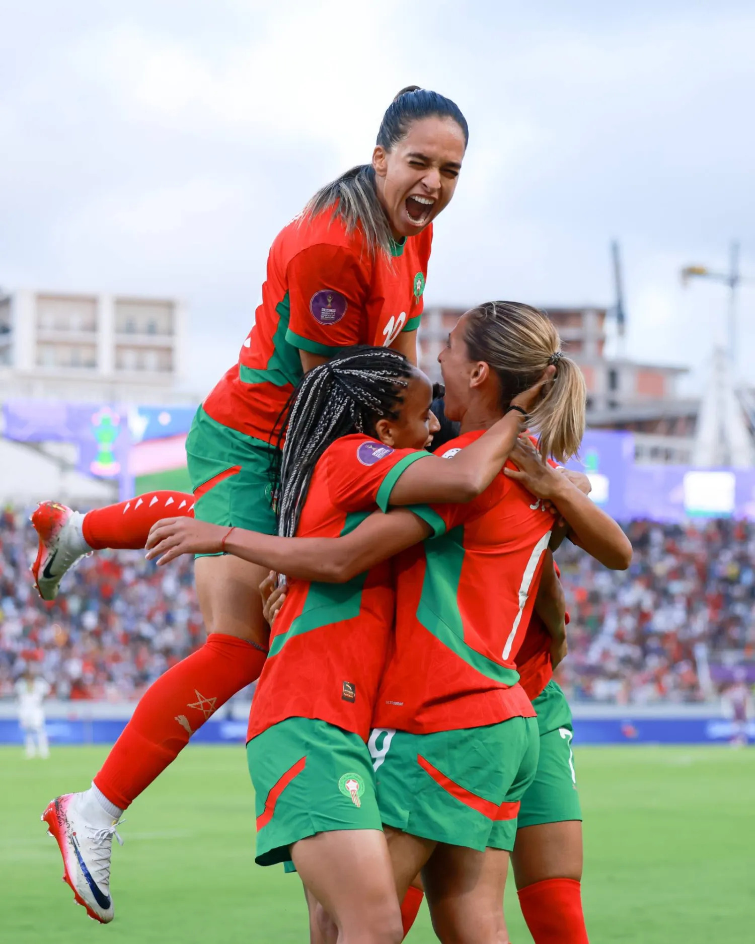 لاعبات المغرب يحتفلن بالفوز والتأهل (الاتحاد الأفريقي)