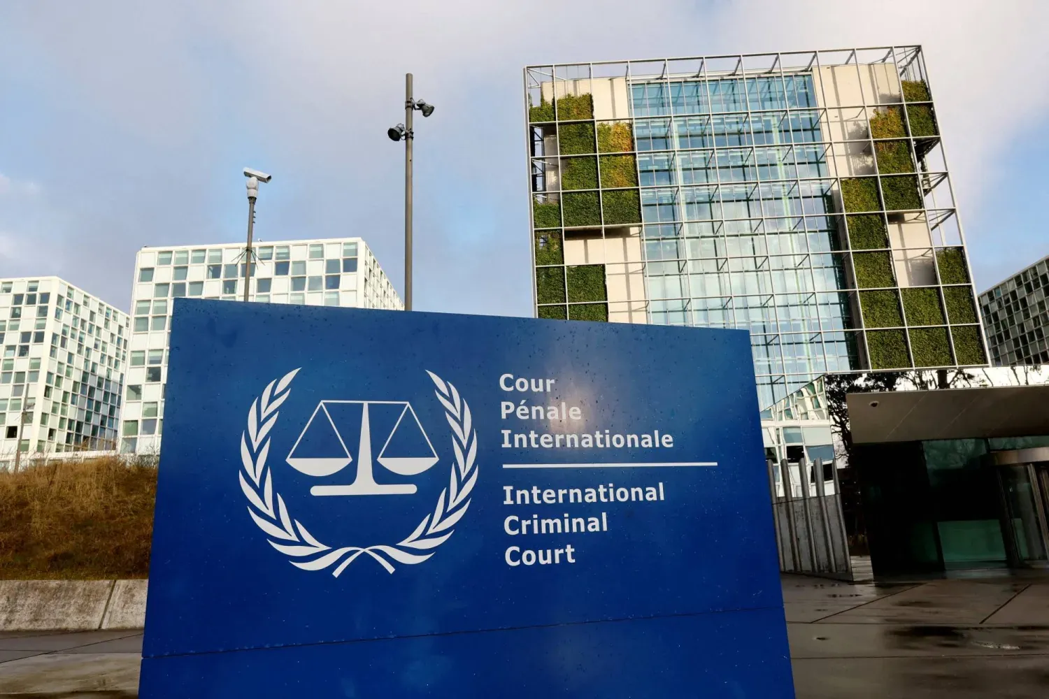  Lahey'de Uluslararası Ceza Mahkemesi'nin logosu (Reuters)