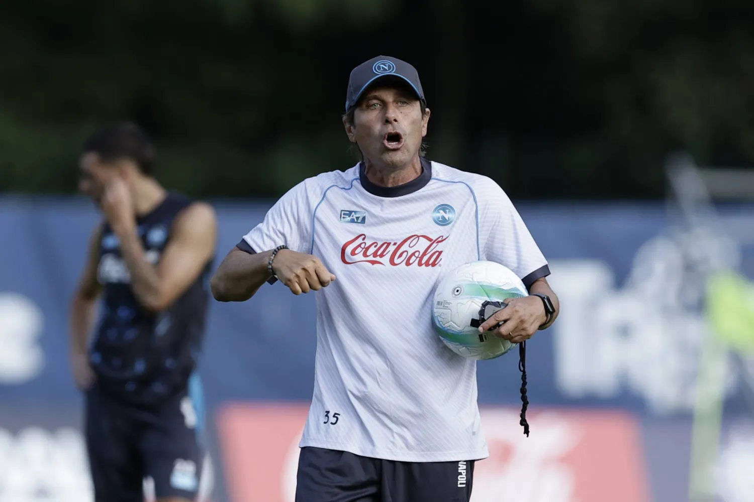 أنطونيو كونتي مدرب نابولي بطل الدوري الإيطالي (أ.ب)