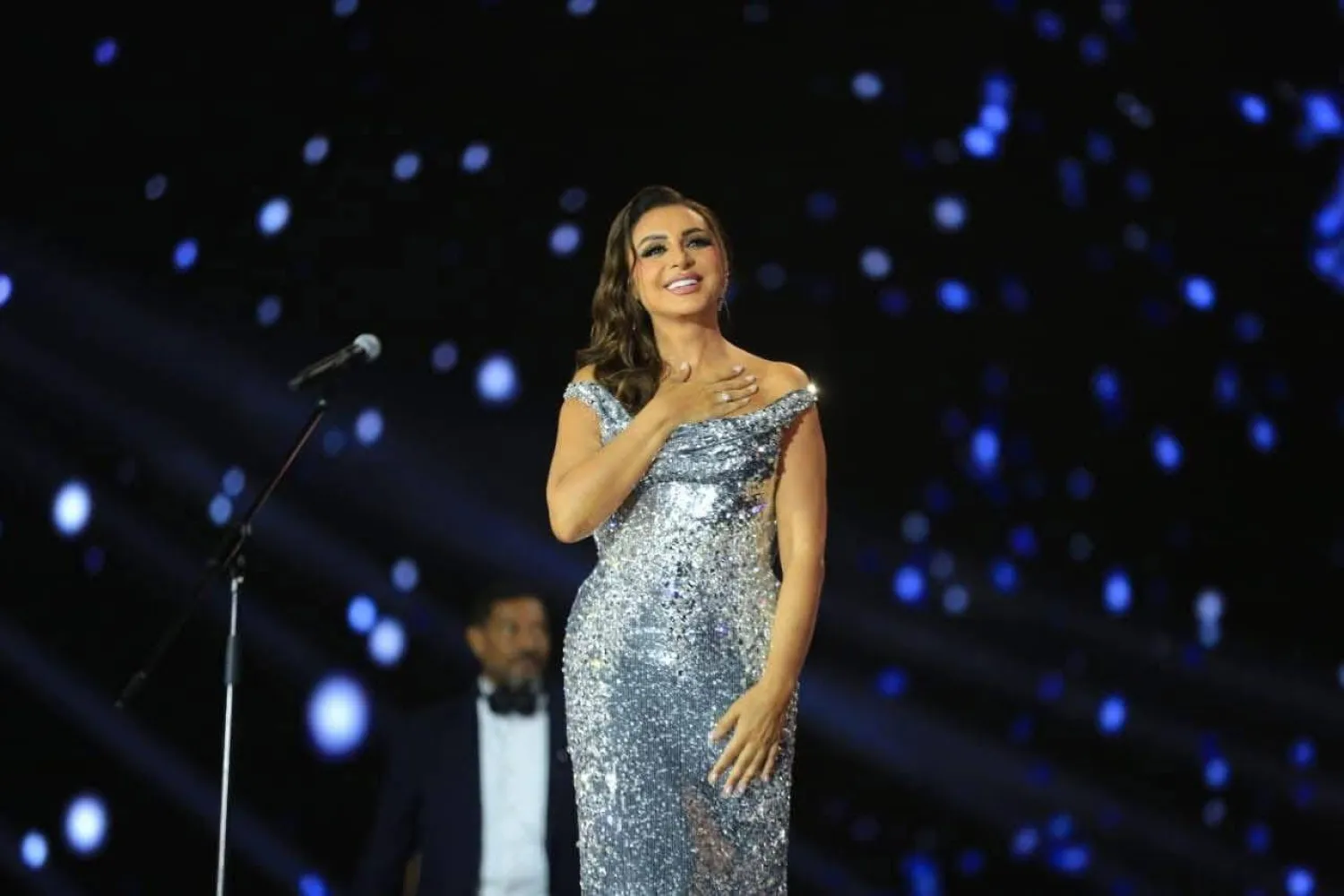 أنغام تشكر الجمهور خلال الحفل (الشركة المتحدة)