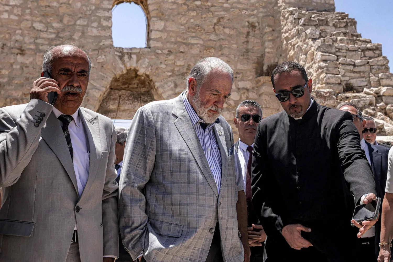  السفير الأميركي لدى إسرائيل مايك هاكابي خلال زيارة «كنيسة القديس جاورجيوس» قرب رام الله في الضفة الغربية بعد تعرضها لاستهداف من مستوطنين (أ.ف.ب)