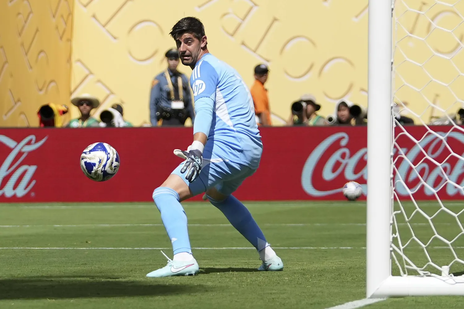 البلجيكي المخضرم تيبو كورتوا باقٍ في الملكي (أ.ب)