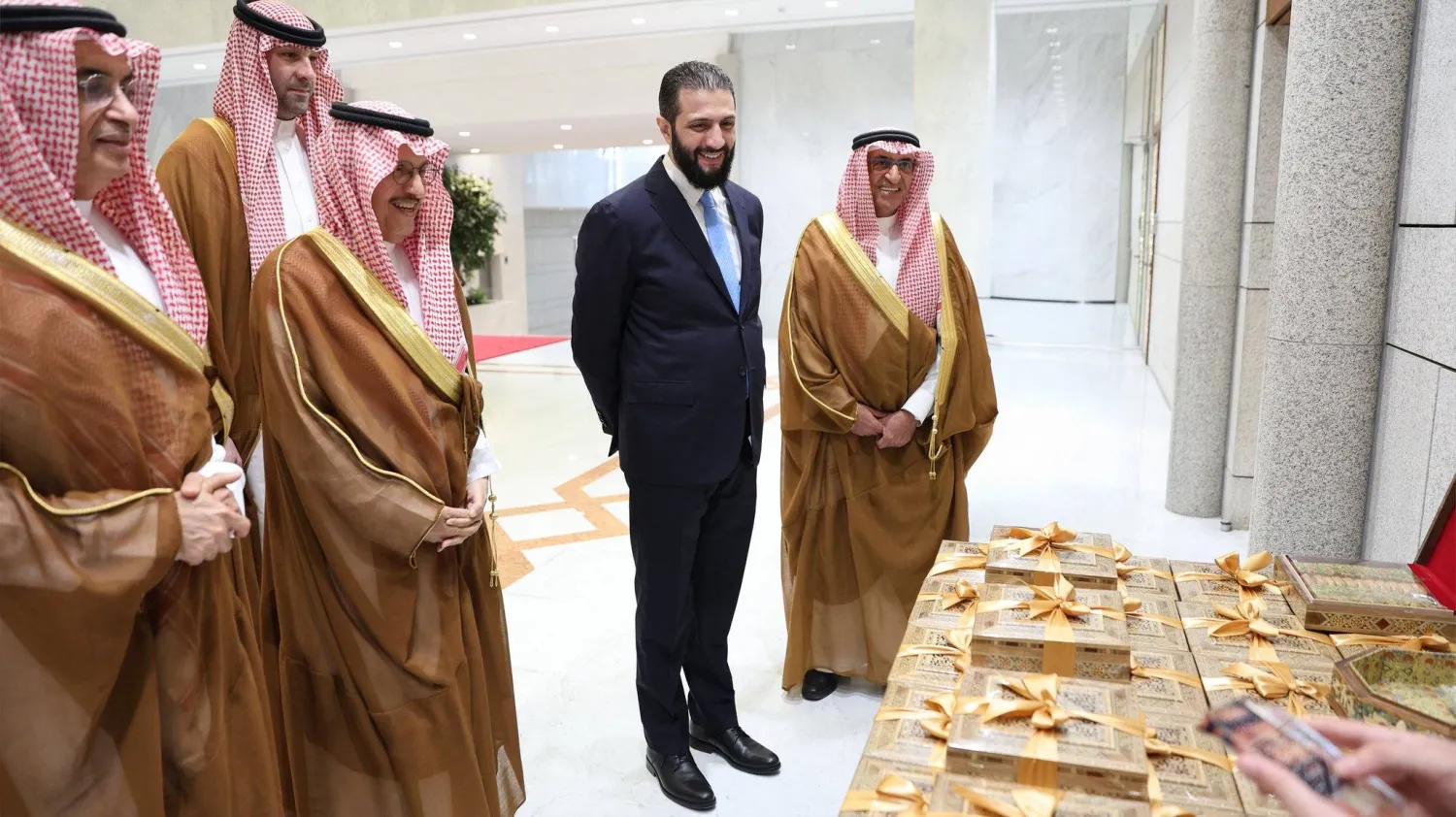 الرئيس السوري أحمد الشرع ورجال الأعمال السعوديون محمد أبو نيان وسليمان المهيدب وعصام المهيدب (الرئاسة السورية)