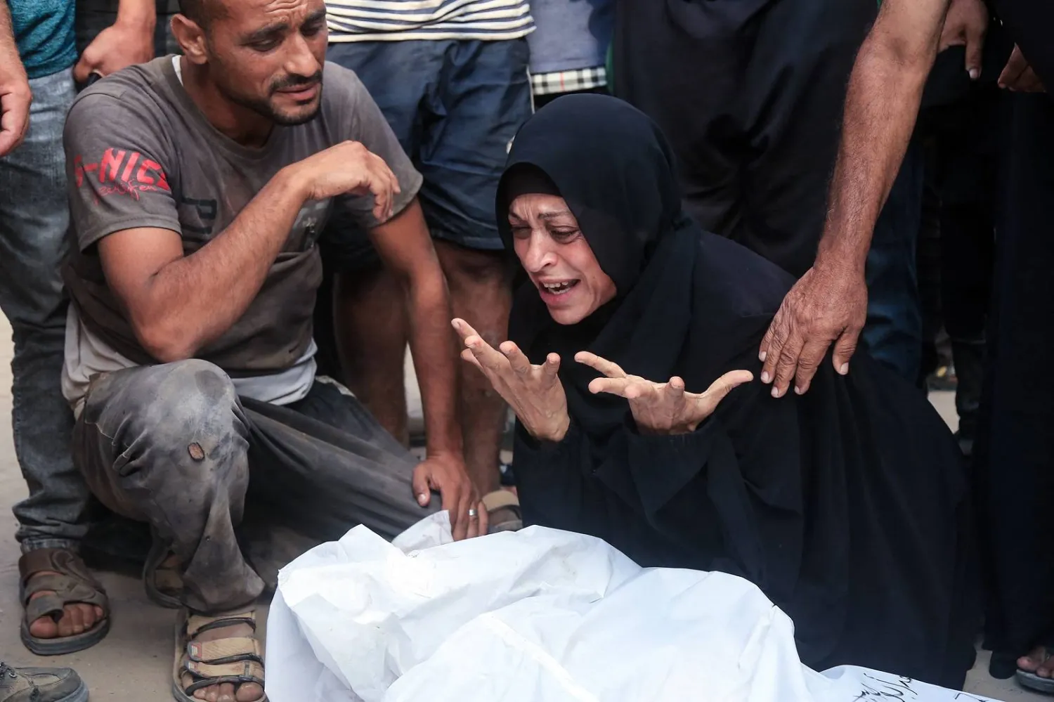 رد فعل فلسطينية على مقتل أحد أقربائها في خان يونس جنوب قطاع غزة (أ.ف.ب)