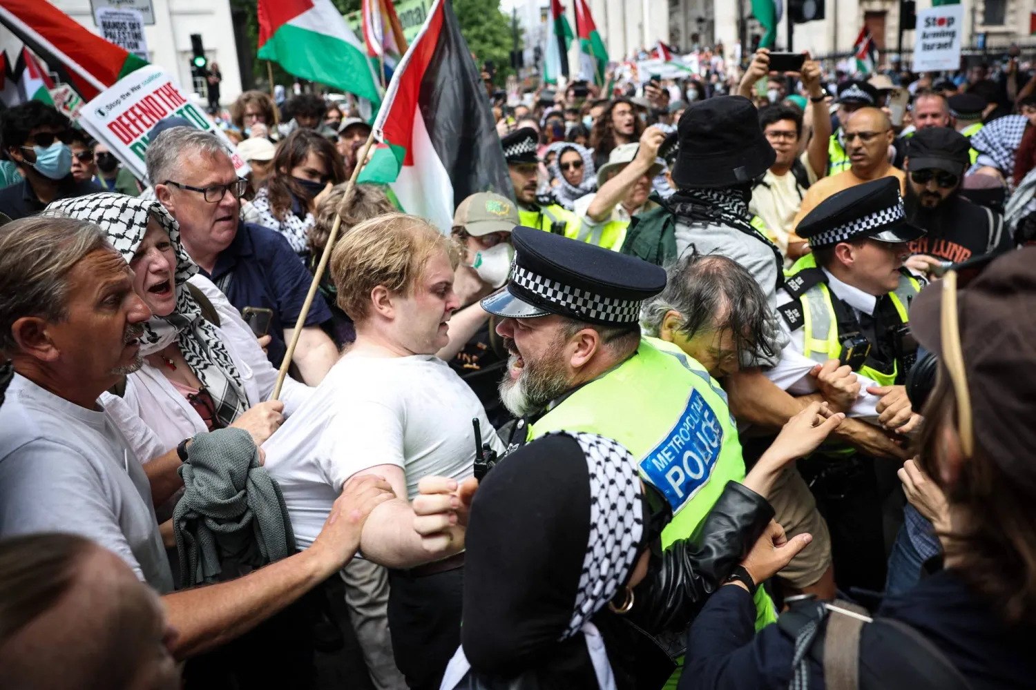 متظاهرون يصطدمون بالشرطة في ميدان ترافلغار بلندن عقب إعلان حظر مجموعة «فلسطين أكشن» (أ.ف.ب)