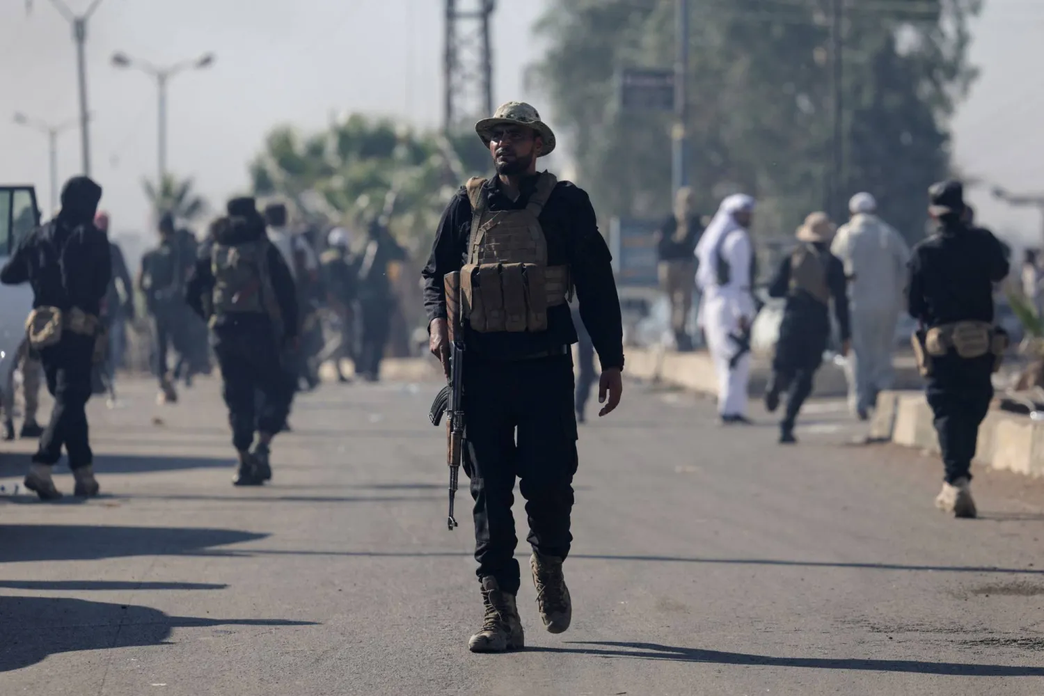 أحد عناصر قوى الأمن الداخلي السورية يقف في نقطة تفتيش بهدف منع عشائر البدو من التقدم نحو السويداء (رويترز)
