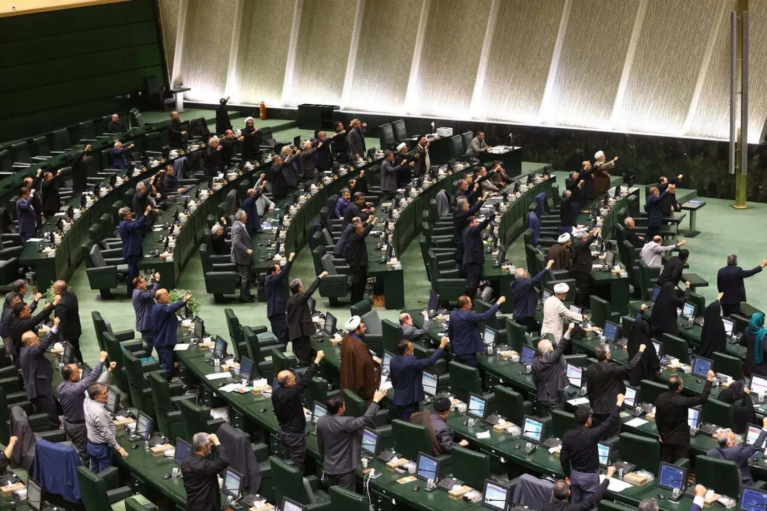 مشرّعون إيرانيون يردّدون هتافات مندِّدة بإسرائيل في جلسة عامة الأسبوع الماضي (موقع البرلمان)