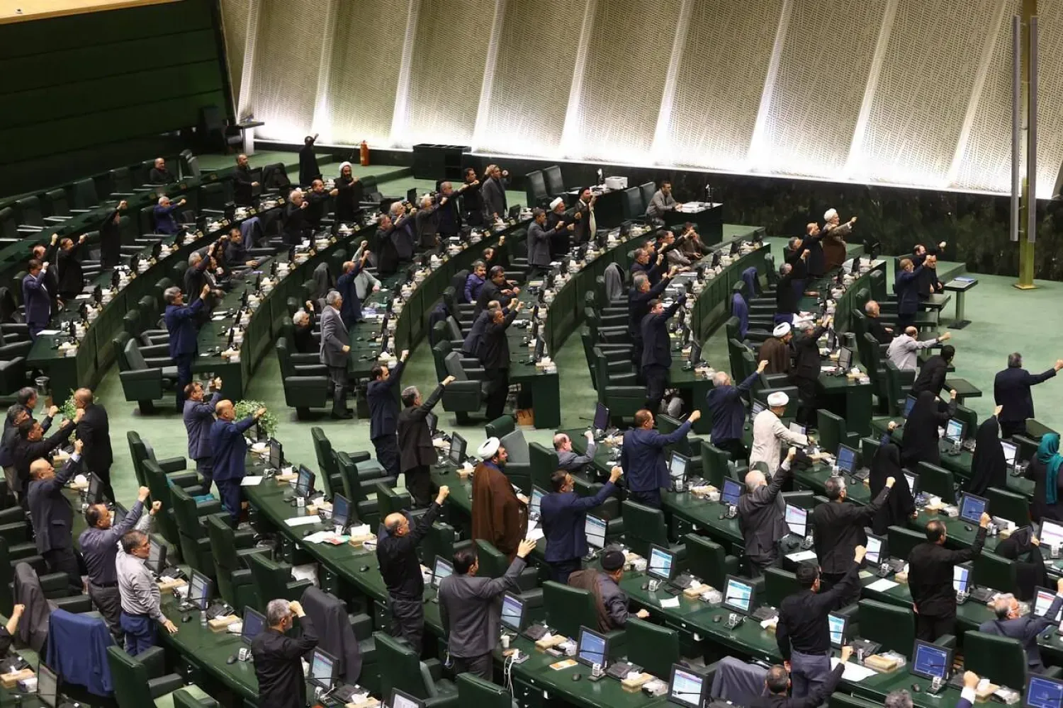 İranlı milletvekilleri geçen hafta genel kurulda İsrail'i kınayan sloganlar attı (Parlamento binası)