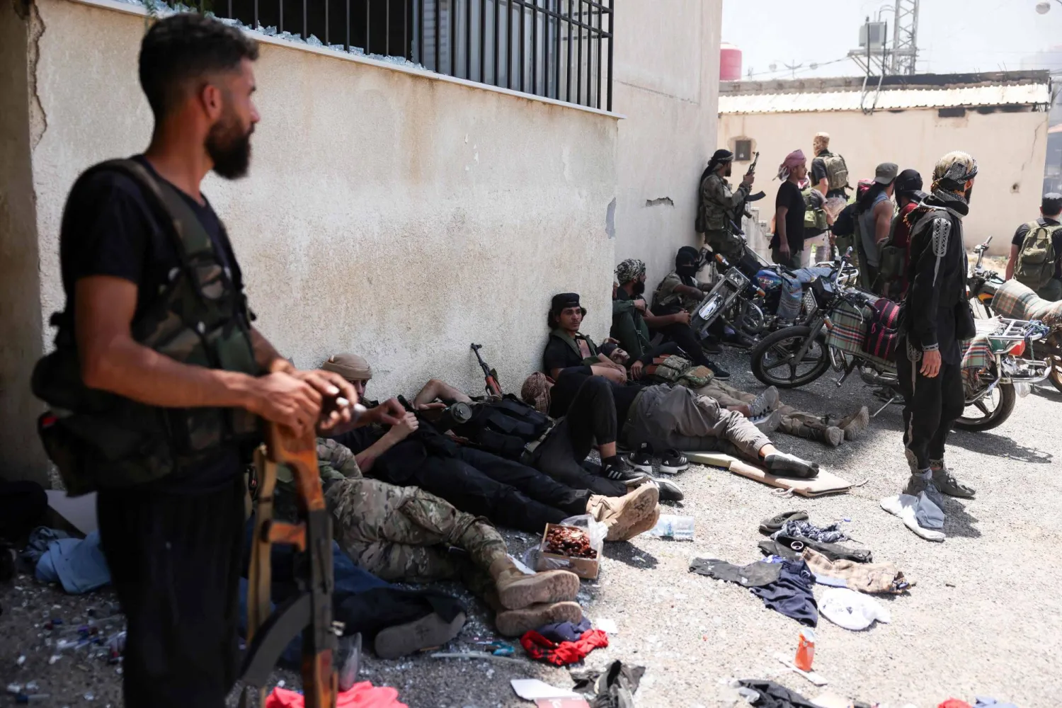 مقاتلون من عشائر البدو يأخذون قسطا من الراحة في مدينة السويداء بعد إعلان وقف إطلاق النار أمس (أ.ف.ب)