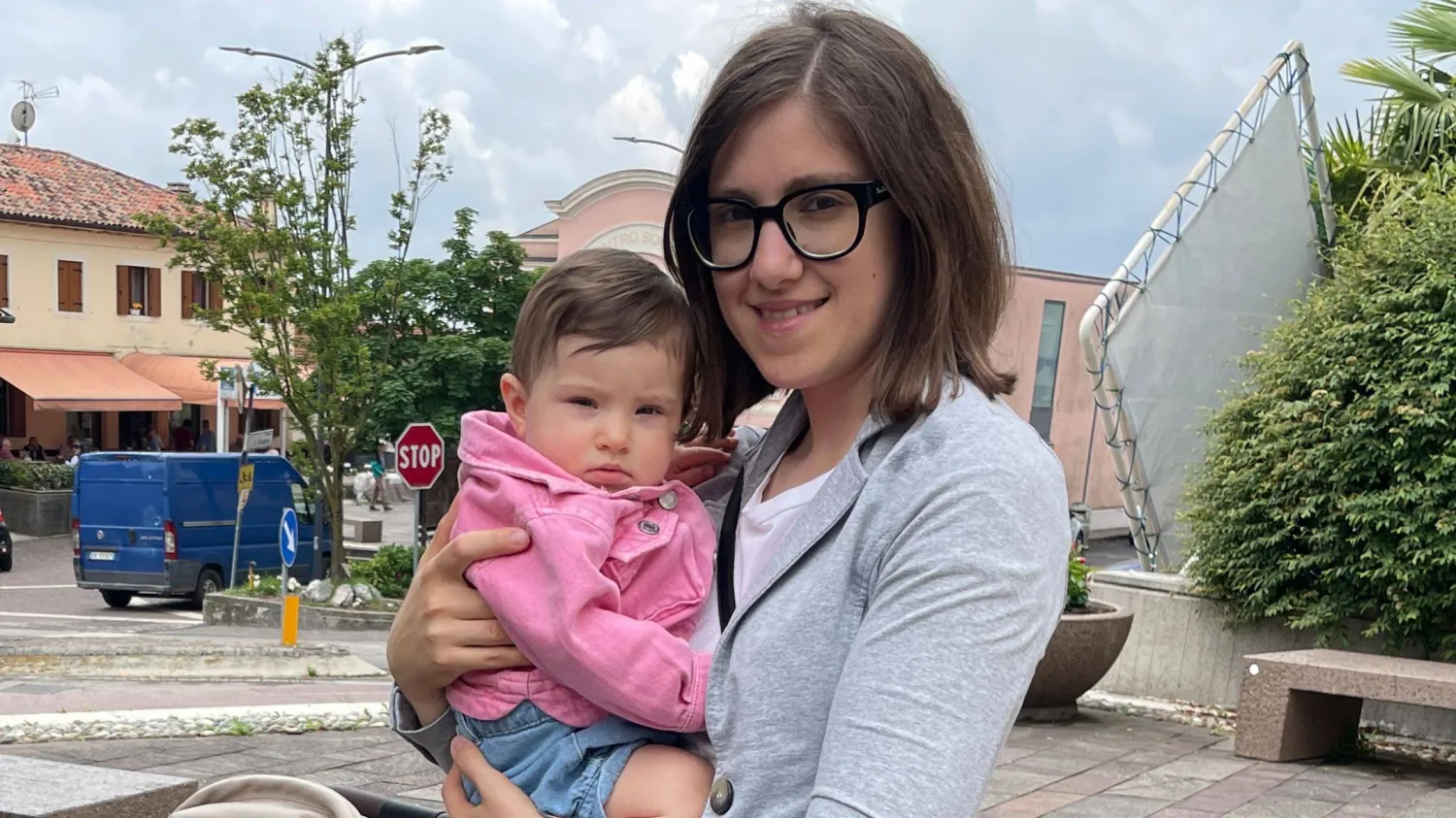 المواطنة الإيطالية من القرية فالنتينا دوتور حيث تحمل ابنتها ديليتا البالغة من العمر 10 أشهر (بي بي سي)