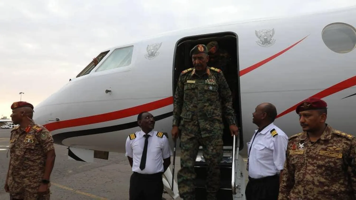 رئيس مجلس السيادة السوداني يهبط بطائرته في مدرج مطار الخرطوم (إعلام مجلس السيادة)