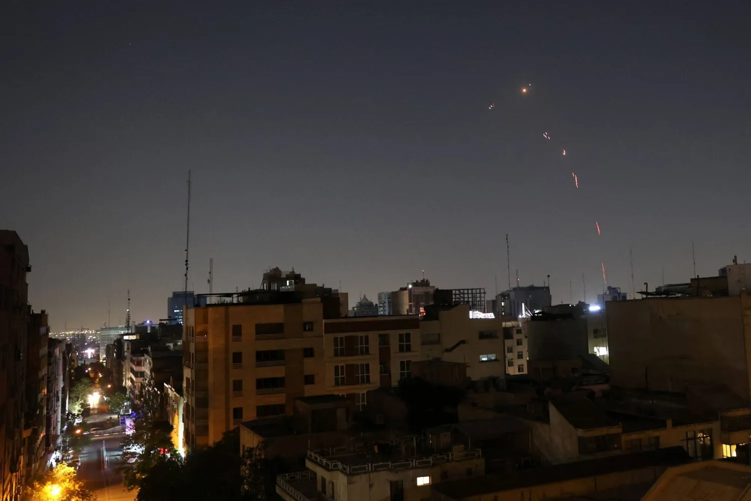 إطلاق الدفاع الجوي للجيش الإيراني نيرانه عقب الضربة الإسرائيلية في طهران (رويترز)