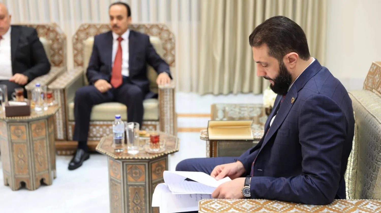  الرئيس أحمد الشرع يتسلم التقرير النهائي للجنة الوطنية للتحقيق وتقصي الحقائق في أحداث مارس الماضي بالساحل السوري بعد انتهاء عملها (الإخبارية)
