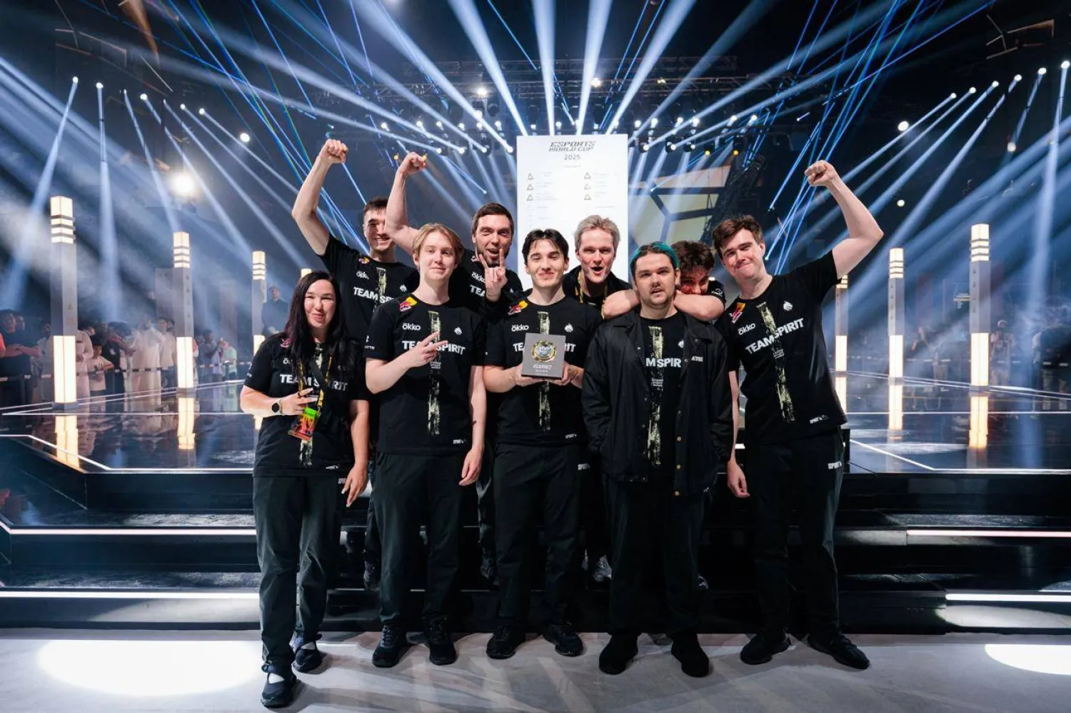 الفريق الروسي «تيم سبيرِت» يحتفل بلقب منافسات لعبة «دوتا تو» (الشرق الأوسط)