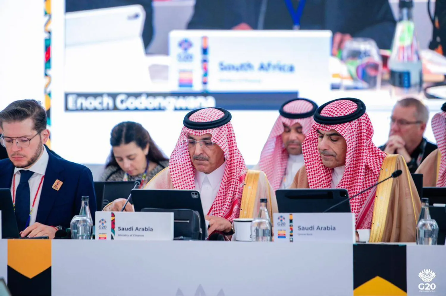وزير المالية محمد الجدعان ومحافظ البنك المركزي السعودي أيمن السياري (وزارة المالية)