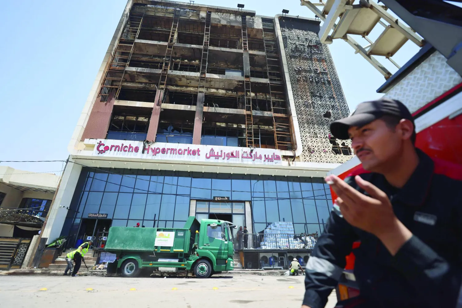 المركز التجاري في الكوت كما ظهر بعد إخماد النيران (أ.ف.ب)