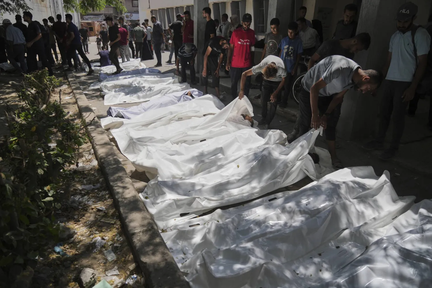 جثث فلسطينيين قُتلوا وهم في انتظار دخول شاحنات مساعدات إلى شمال غزة عبر موقع زيكيم يوم الأحد (أ.ب)
