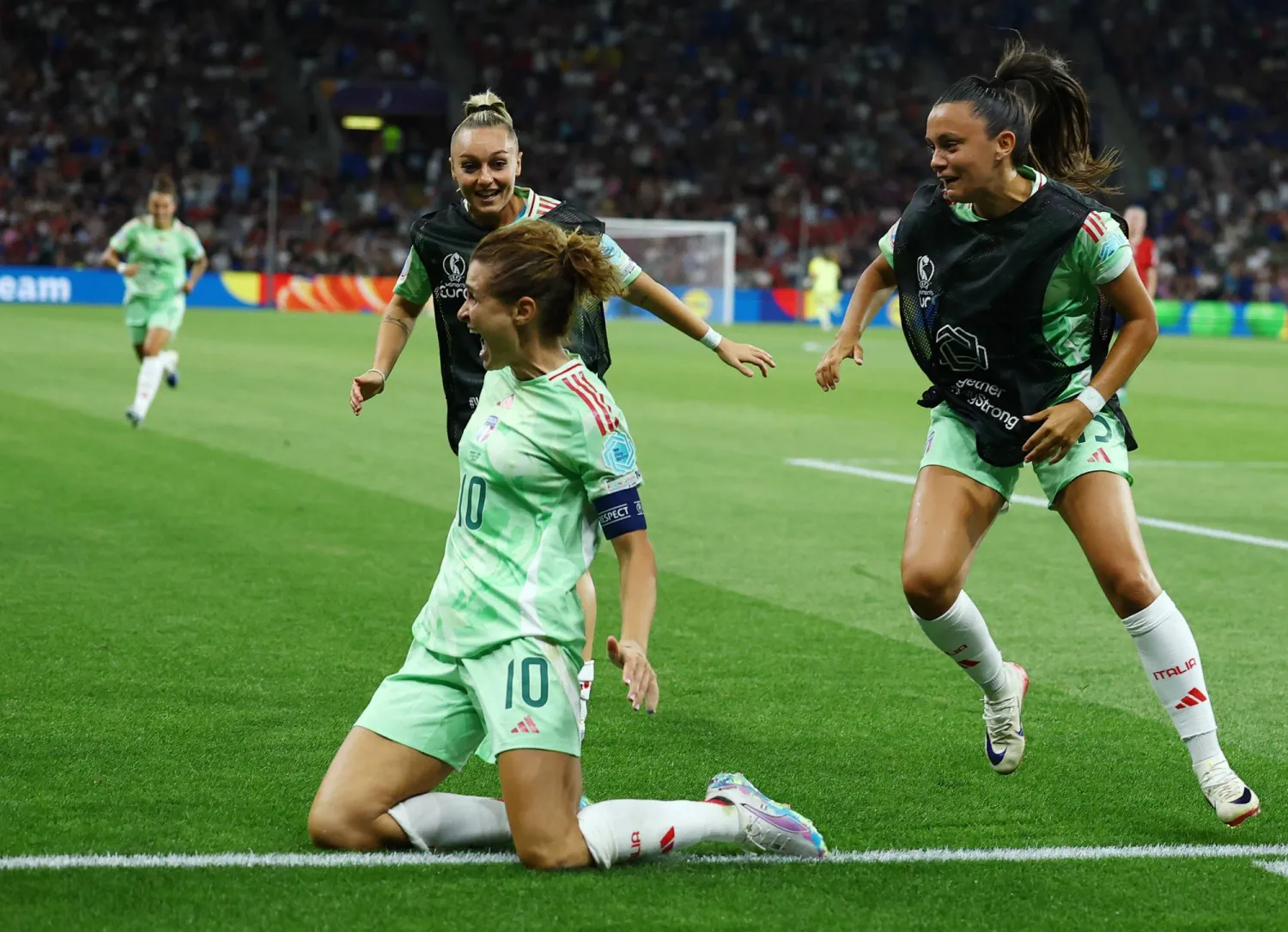 حققت إيطاليا فوزاً متأخراً 2-1 على النرويج في دور الثمانية (رويترز)