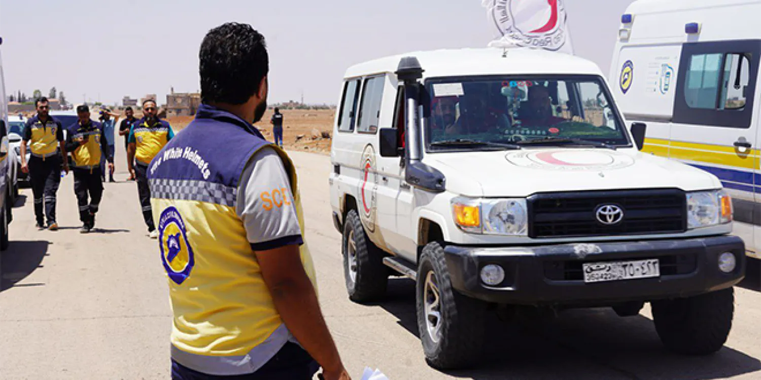 دخول قافلة للهلال الأحمر العربي السوري إلى محافظة السويداء محملة بالمساعدات الطبية والغذائية والإغاثية الأحد (سانا)

