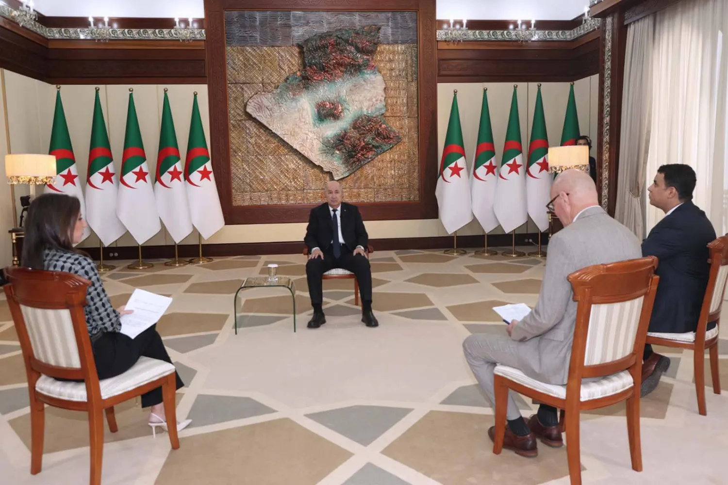 الرئيس الجزائري خلال المقابلة الصحافية في الجزائر مساء الجمعة (الرئاسة الجزائرية)