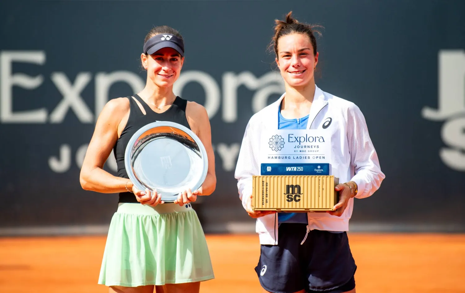 الفرنسية لويس بواسون تحتفل بالتتويج وإلى جانبها وصيفتها المَجَرية أنا بوندار (د.ب.أ)