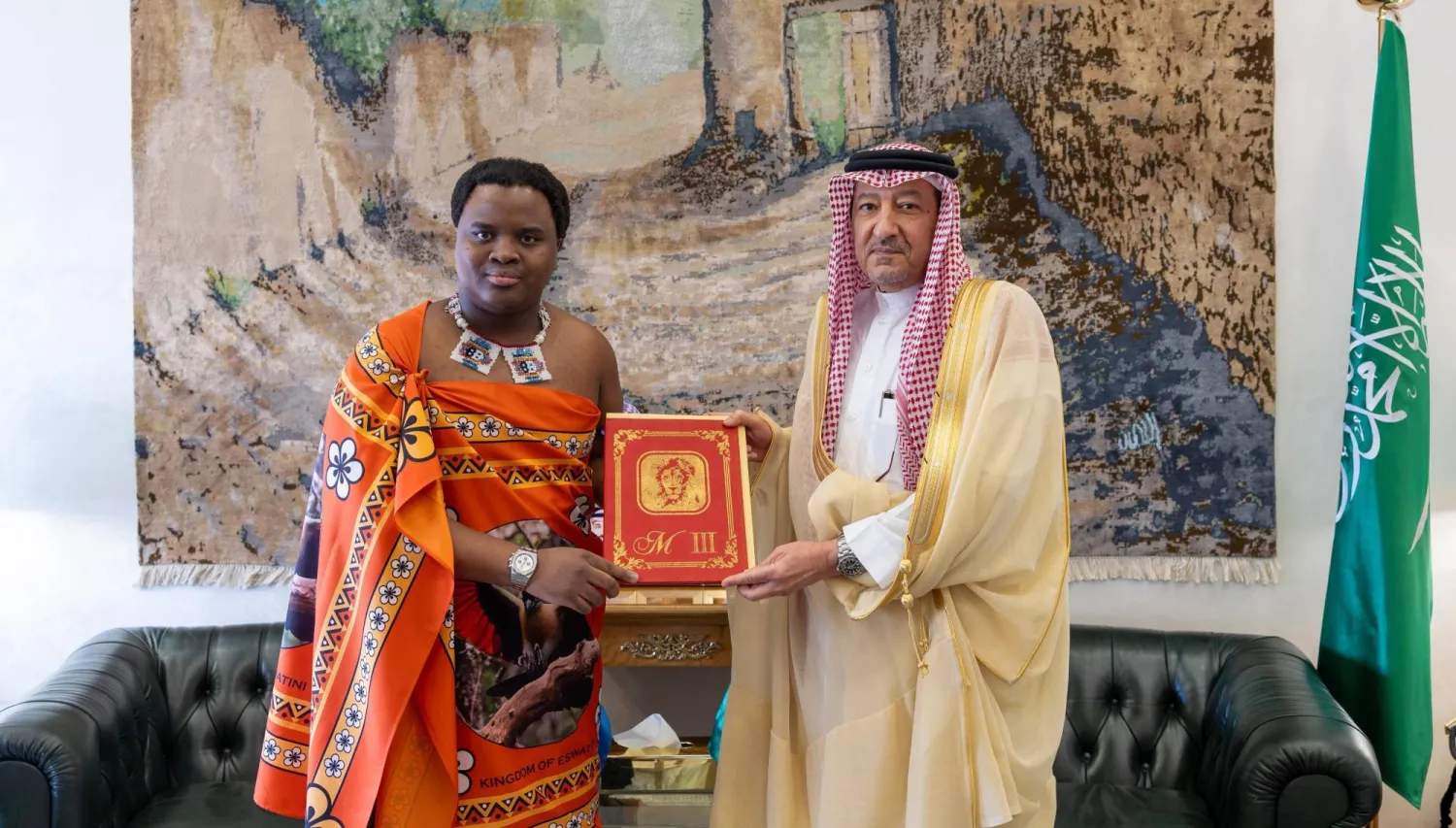 نائب وزير الخارجية السعودي يتسلم الرسالة من الأمير لينداني ابن ملك إسواتيني (واس) 
