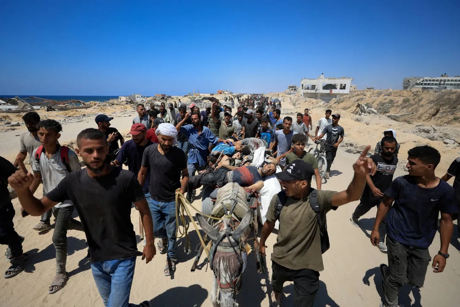 İsrail ateşinde yaralanan Filistinliler, Gazze Şeridi'nin kuzeyinde yardım bekliyor (Reuters)
