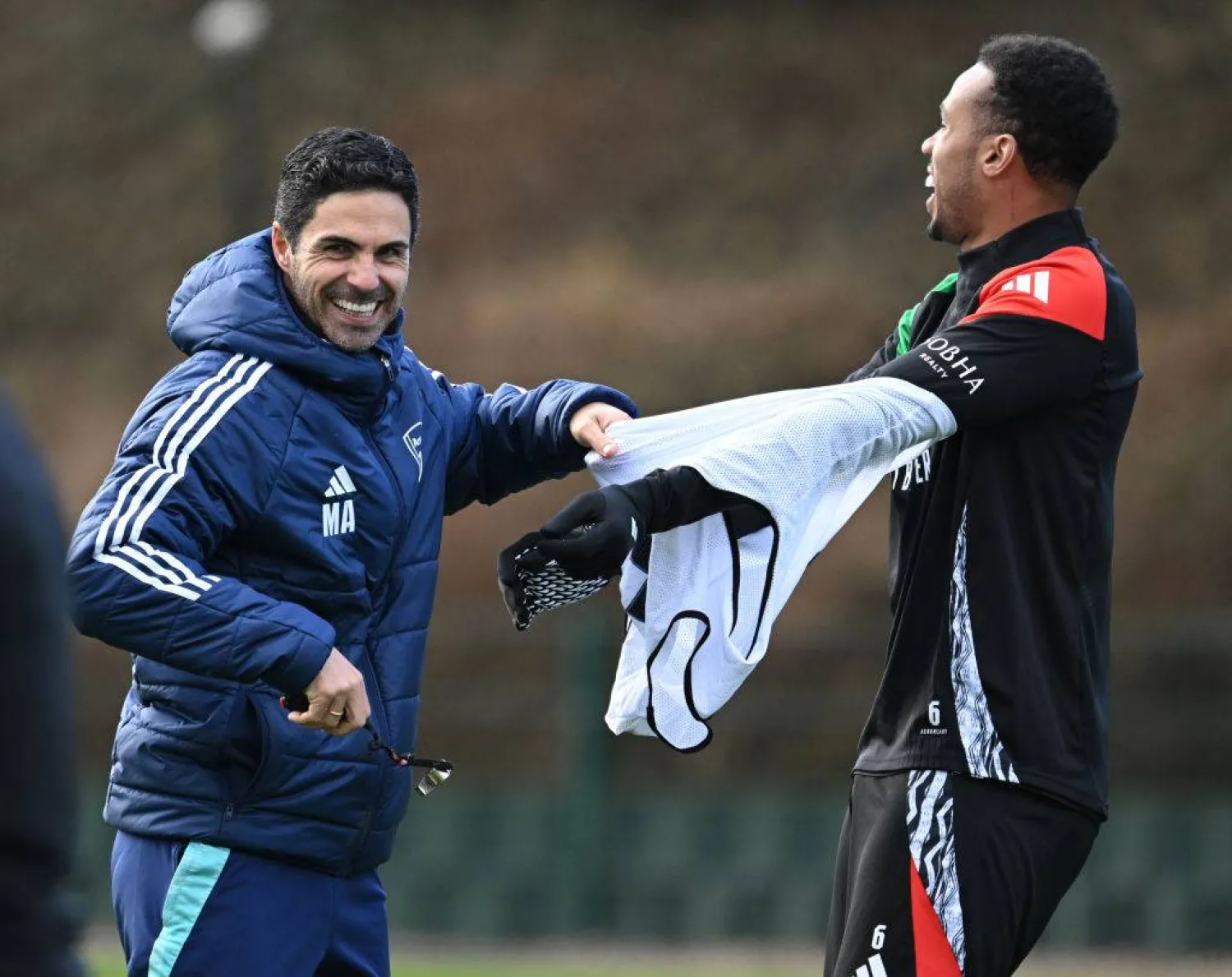 المدافع البرازيلي غابرييل ماجالاييش مع مدربه أرتيتا (وسائل إعلام بريطانية)