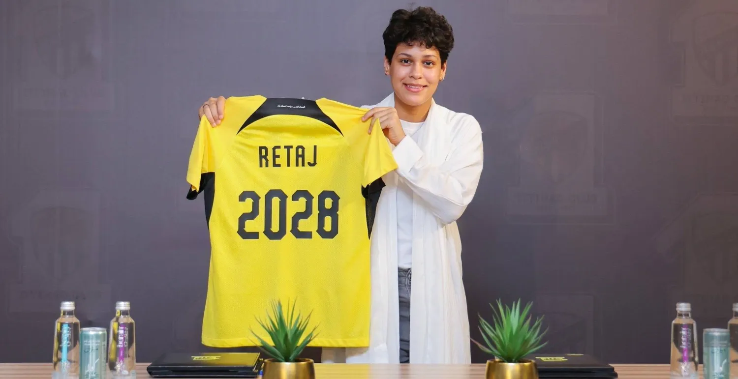 ريتاج الثبيتي تحمل قميص الاتحاد بعد توقيع العقد (نادي الاتحاد)