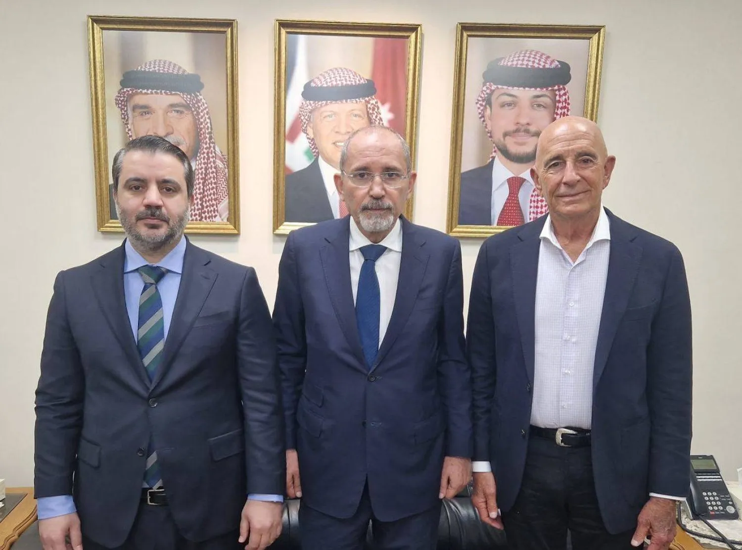 وزيرا خارجية سوريا والأردن مع السفير الأميركي توماس برّاك خلال اجتماعهم في عمّان السبت (حساب السفارة الأميركية في دمشق)