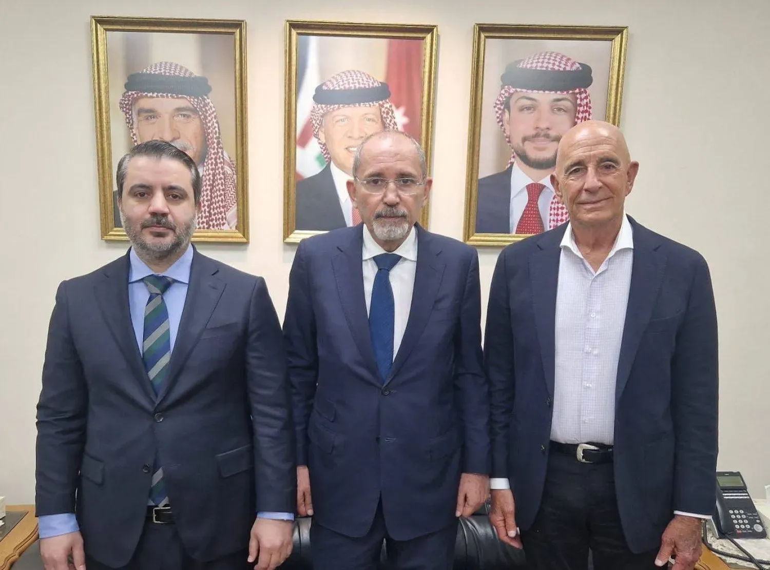 Suriye ve Ürdün dışişleri bakanları cumartesi günü Amman'da ABD’nin Ankara Büyükelçisi ve Suriye Özel Temsilcisi Tom Barrack ile bir araya geldi. (Şam'daki ABD Büyükelçiliği’nin X hesabı)