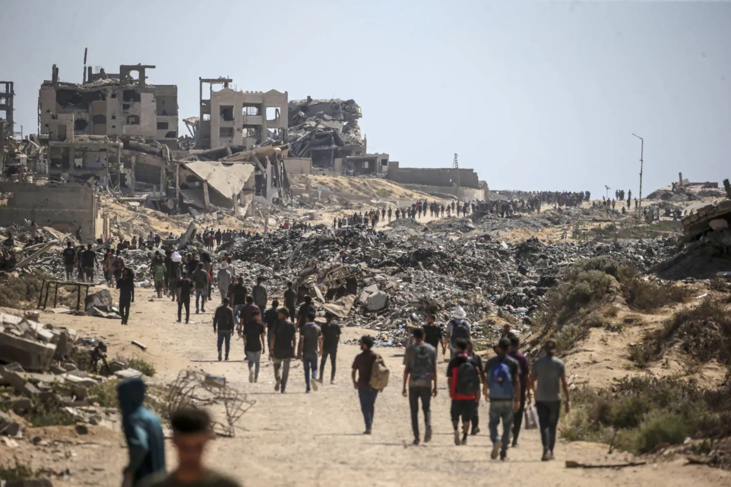 نازحون فلسطينيون في قطاع غزة (إ.ب.أ) 