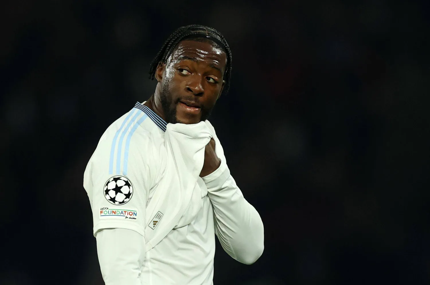 أكسيل ديساسي مدافع تشيلسي على رادار نيوم (وسائل إعلام بريطانية)