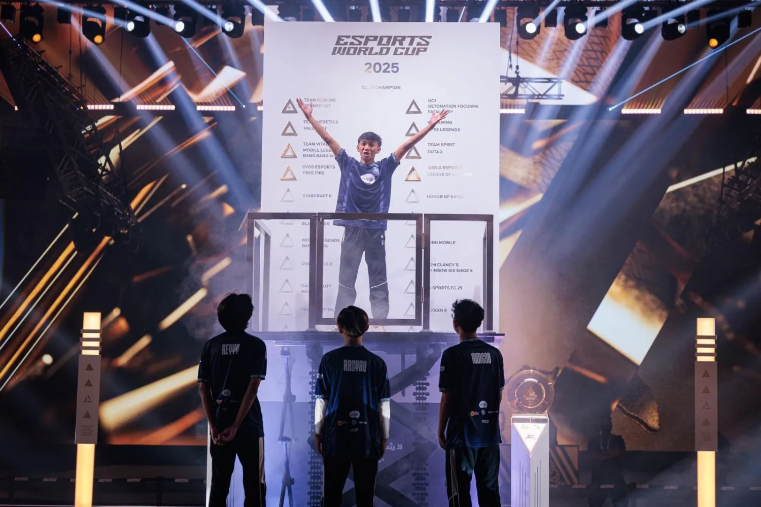 قائد الفريق خلال بروتوكلات التتويج (الشرق الأوسط)