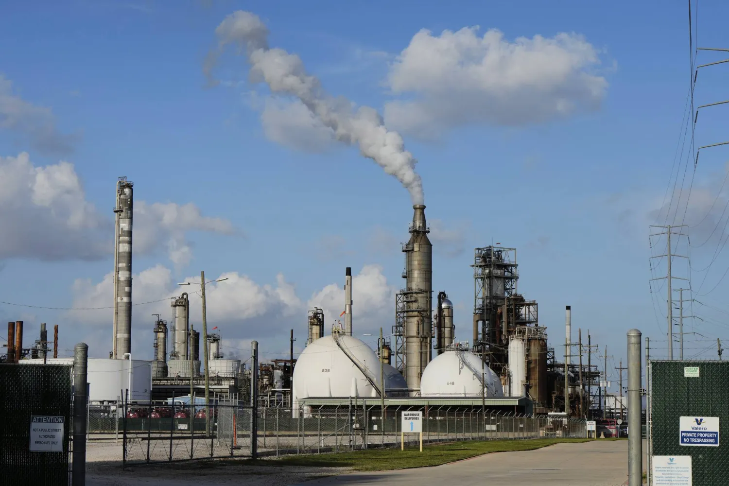 مصفاة فالرو هيوستن النفطية على قناة هيوستن البحرية (أ.ب)