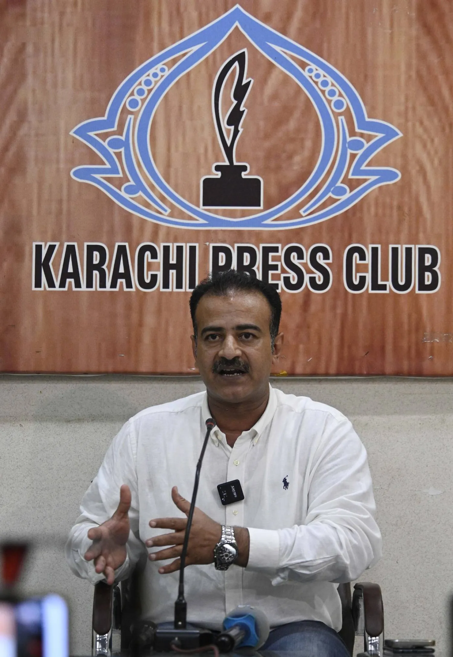 المتحدث باسم حكومة إقليم بلوشستان شهيد رند يتحدث مع الصحافيين حول مقتل زوجين في كراتشي - باكستان، 20 يوليو الحالي (إ.ب.أ)