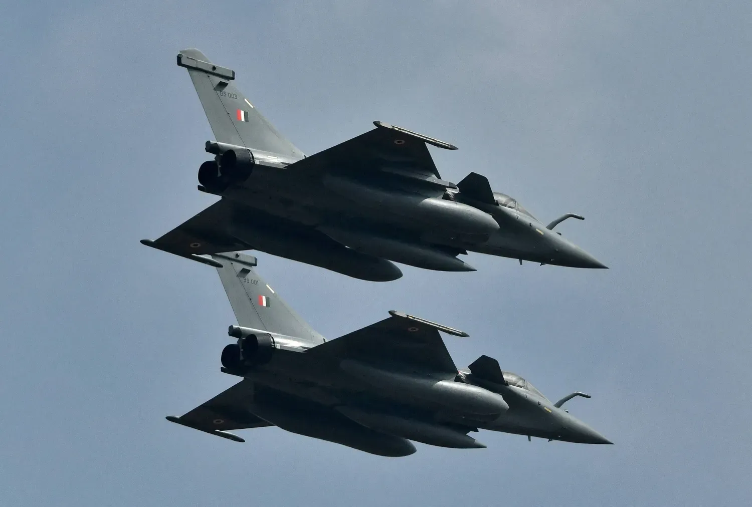 Hindistan Hava Kuvvetleri'ne ait Rafale uçağının bir hava gösterisi sırasında çekilmiş fotoğrafı (Reuters)
