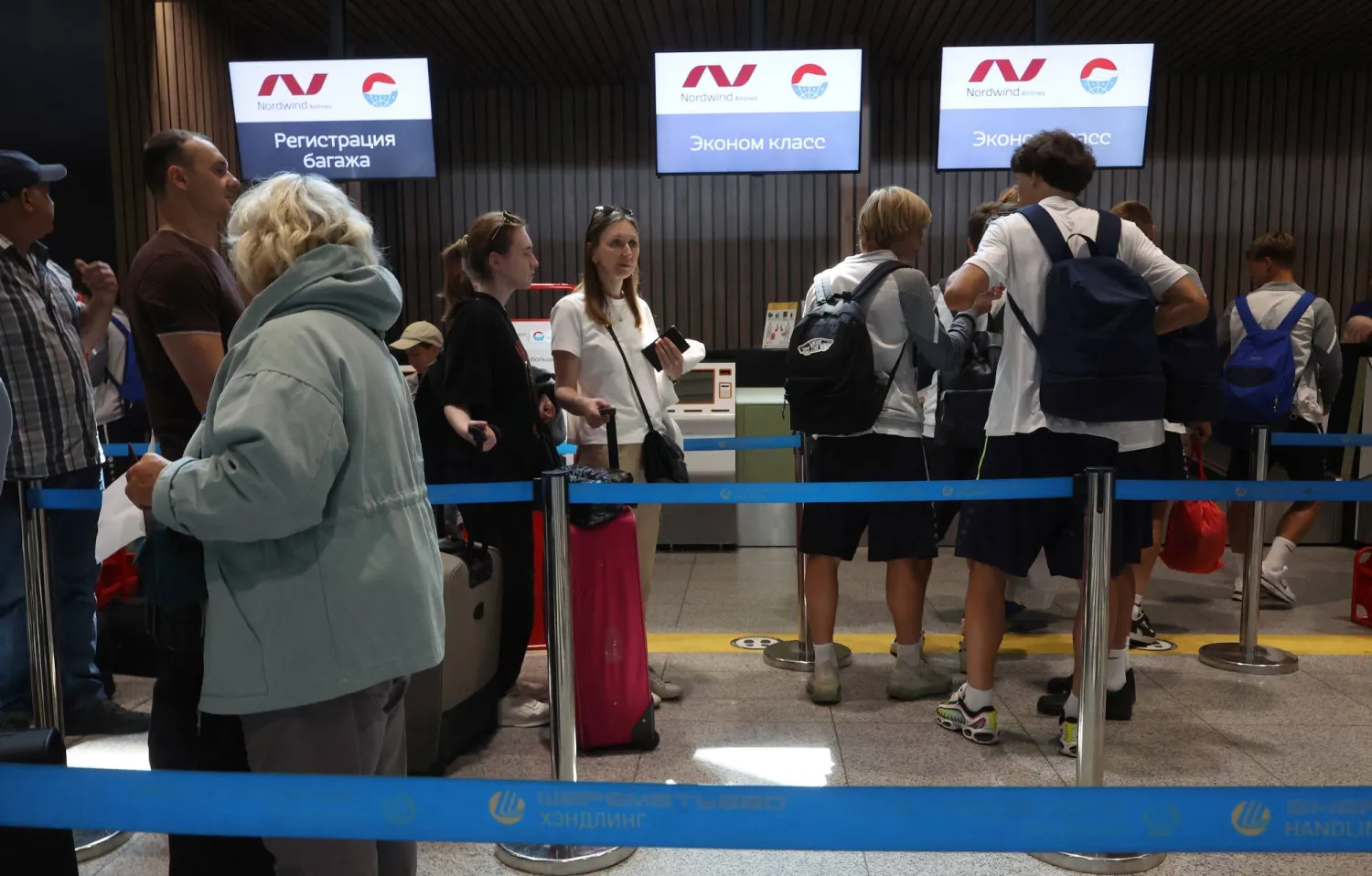 ركاب يصطفّون أمام مكتب إحدى شركات الطيران في مطار شيريميتيفو بموسكو 17 يوليو 2025 (إ.ب.أ)